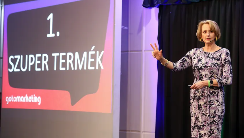 Janata Kriszta a „Szuper termék” diánál