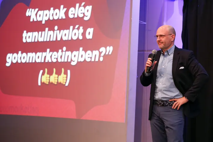 Wolf Gábor kérdez a közönségtől