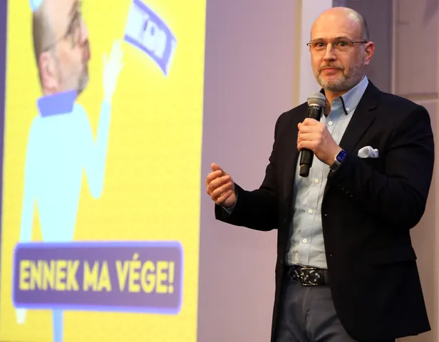 Wolf Gábor mikrofonnal a színpadon