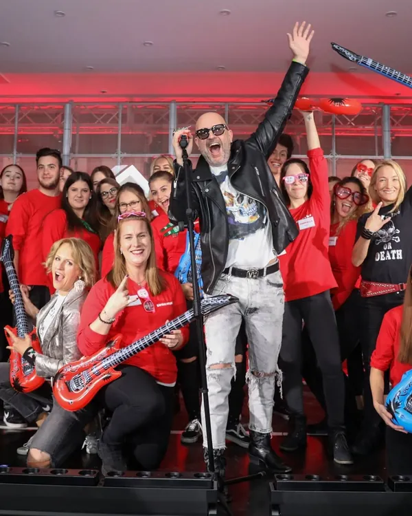 Ünneplő csapat felfújható gitárokkal a színpadon