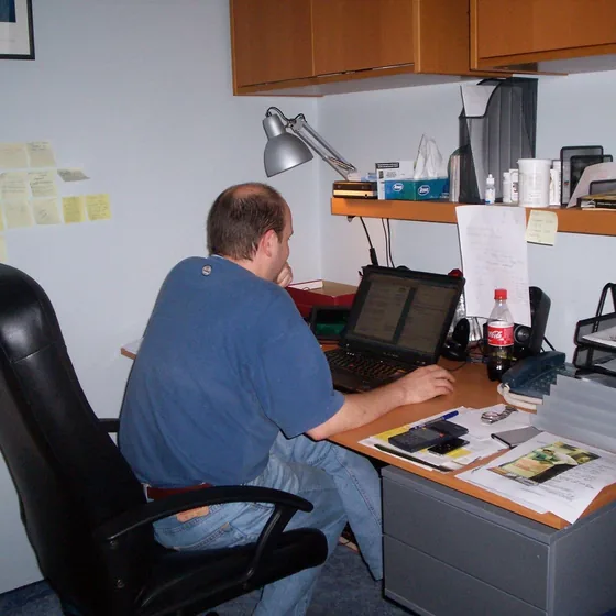Wolf Gábor az első irodában, laptop előtt, 2001-ben